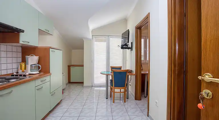 1-Zimmer-Ferienwohnung am Strand Brodarica, Sibenik