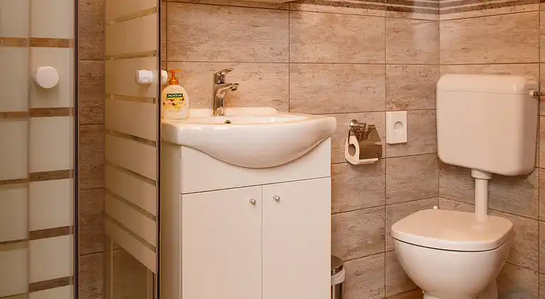 2-Zimmer-Haus mit Terrasse Zlobin, Gorski kotar (K-15452)