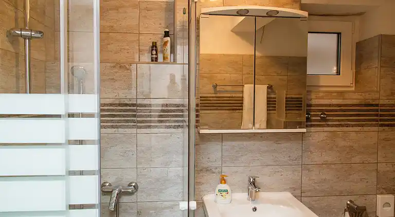 2-Zimmer-Haus mit Terrasse Zlobin, Gorski kotar (K-15452)