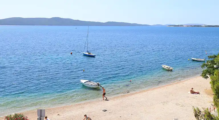 2-Zimmer-Ferienwohnung am Strand Brodarica, Sibenik