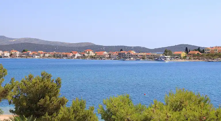 2-Zimmer-Ferienwohnung am Strand Brodarica, Sibenik