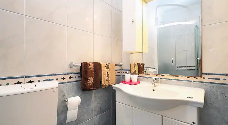 2-Zimmer-Ferienwohnung am Strand Brodarica, Sibenik