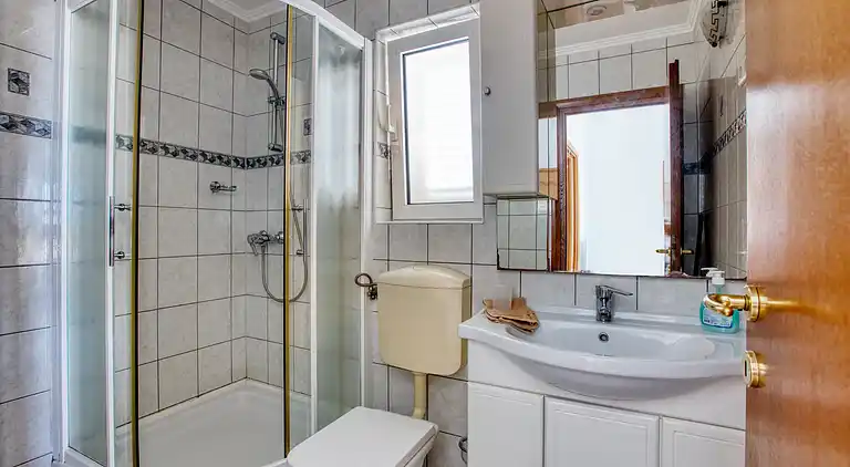 1-Zimmer-Ferienwohnung am Strand Brodarica, Sibenik