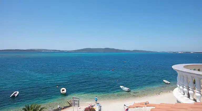 1-Zimmer-Ferienwohnung am Strand Brodarica, Sibenik