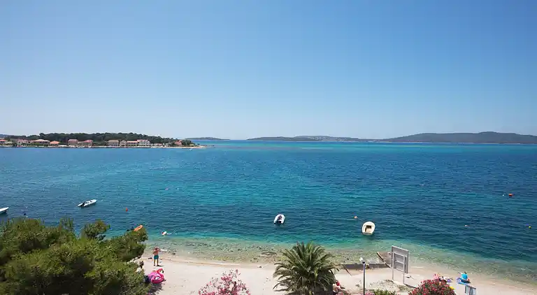 1-Zimmer-Ferienwohnung am Strand Brodarica, Sibenik