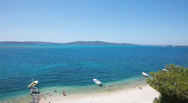 1-Zimmer-Ferienwohnung am Strand Brodarica, Sibenik
