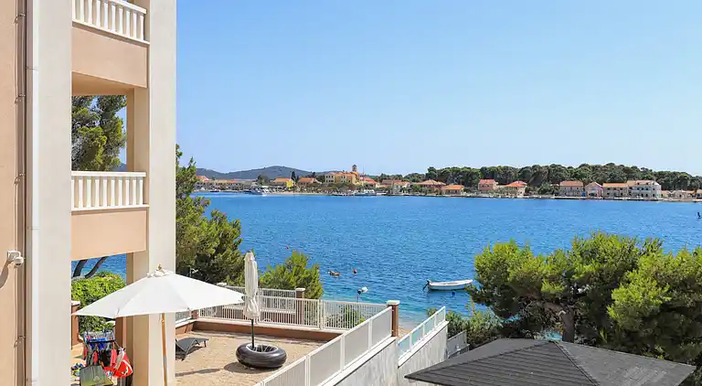 2-Zimmer-Ferienwohnung am Strand Brodarica, Sibenik