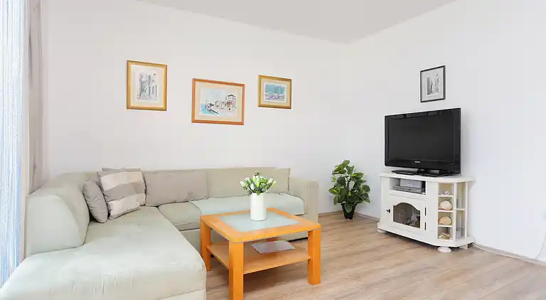 Two bedroom apartment with balcony and sea view Arbanija,