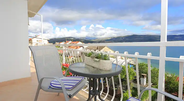 Two bedroom apartment with balcony and sea view Arbanija,