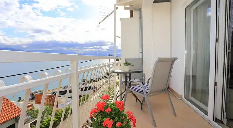 Two bedroom apartment with balcony and sea view Arbanija,