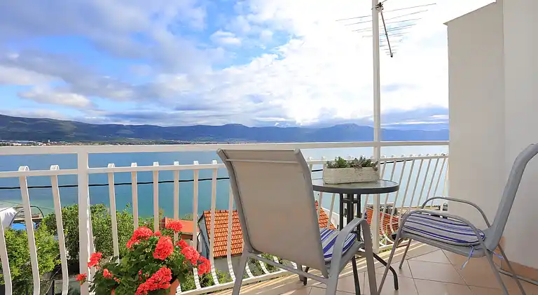 Two bedroom apartment with balcony and sea view Arbanija,