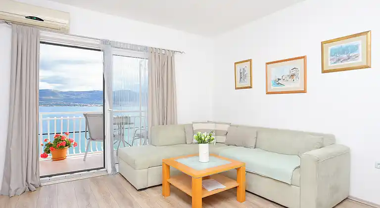 Two bedroom apartment with balcony and sea view Arbanija,