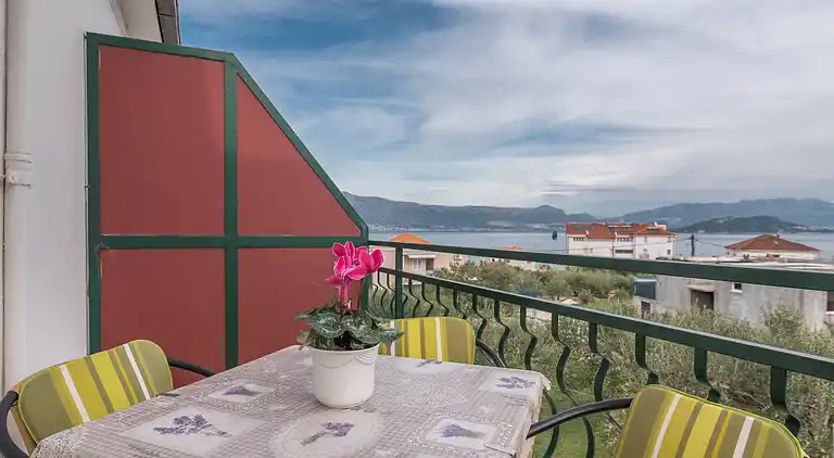 2-Zimmer-Ferienwohnung mit Terrasse und Meerblick Slatine,