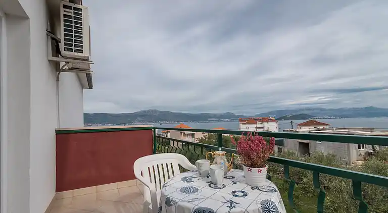 2-Zimmer-Ferienwohnung mit Terrasse und Meerblick Slatine,