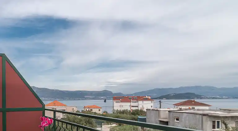 2-Zimmer-Ferienwohnung mit Terrasse und Meerblick Slatine,