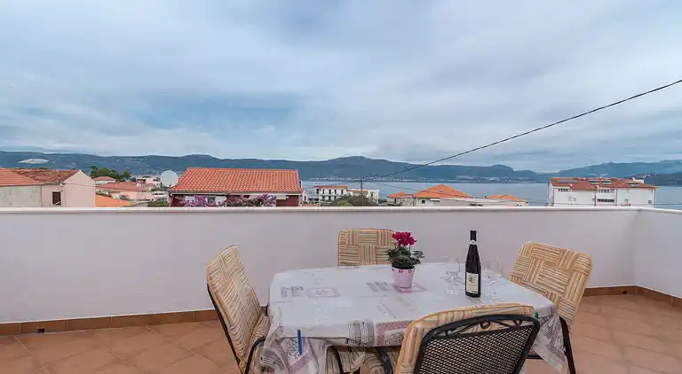 2-Zimmer-Ferienwohnung mit Terrasse und Meerblick Slatine,