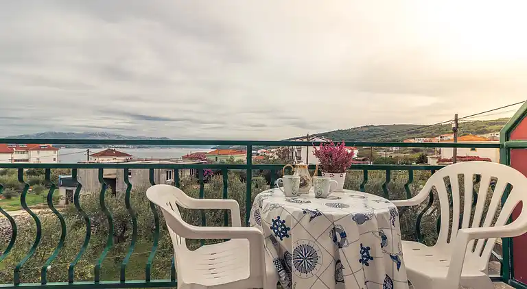 2-Zimmer-Ferienwohnung mit Terrasse und Meerblick Slatine,