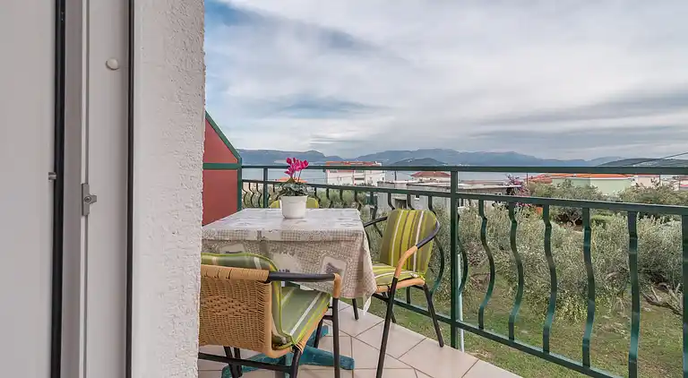2-Zimmer-Ferienwohnung mit Terrasse und Meerblick Slatine,