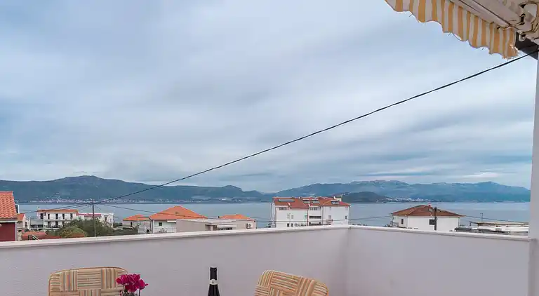 2-Zimmer-Ferienwohnung mit Terrasse und Meerblick Slatine,
