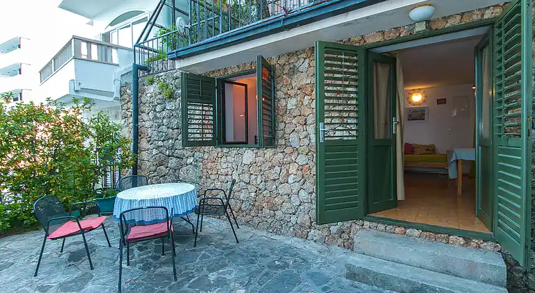 Studio flat near beach Brela, Makarska (AS-16950-a)