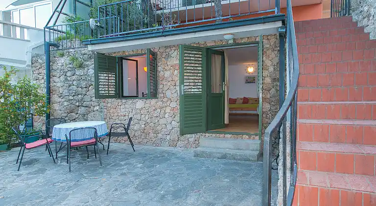 Studio flat near beach Brela, Makarska (AS-16950-a)