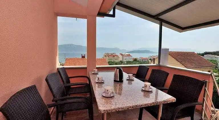 2-Zimmer-Ferienwohnung mit Terrasse und Meerblick Slatine,