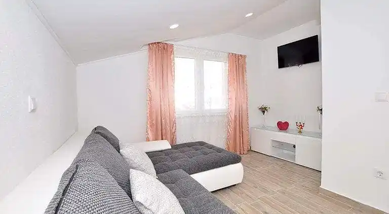 2-Zimmer-Ferienwohnung mit Terrasse und Meerblick Slatine,