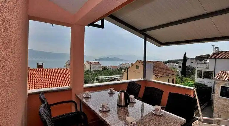 2-Zimmer-Ferienwohnung mit Terrasse und Meerblick Slatine,