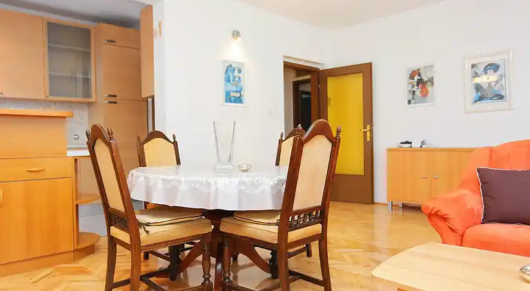 Four-bedroom apartment with balcony Podstrana, Split