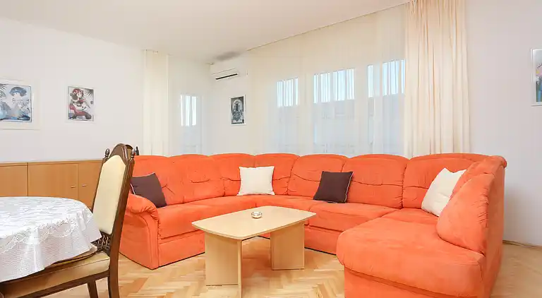 Four-bedroom apartment with balcony Podstrana, Split