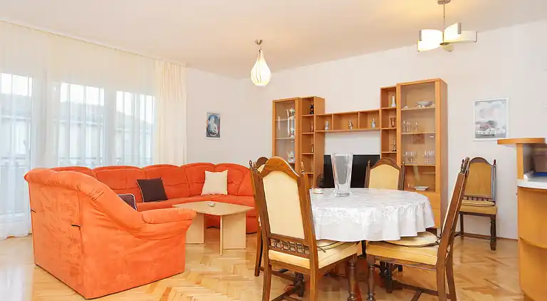 Four-bedroom apartment with balcony Podstrana, Split