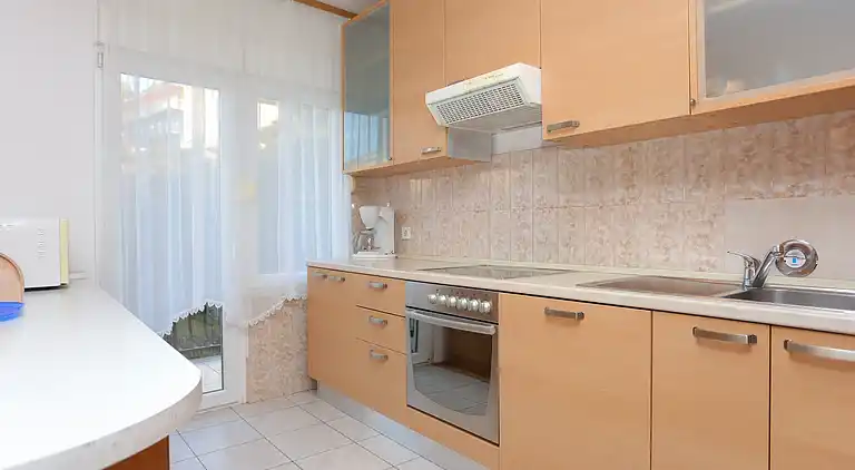 Four-bedroom apartment with balcony Podstrana, Split