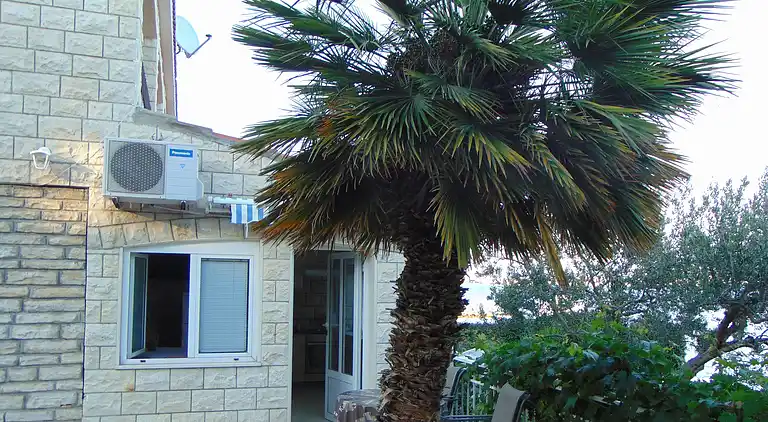 Two bedroom apartment near beach Seget Donji, Trogir
