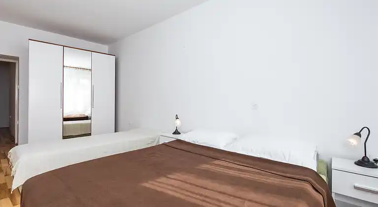 2-Zimmer-Ferienwohnung am Strand Baska, Krk (A-19518-a)