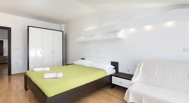 2-Zimmer-Ferienwohnung am Strand Baska, Krk (A-19518-b)