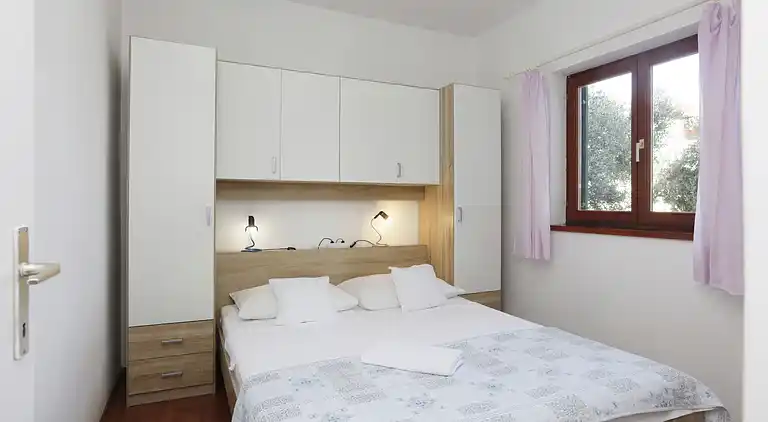 Two bedroom apartment near beach Jezera, Murter (A-796-c)