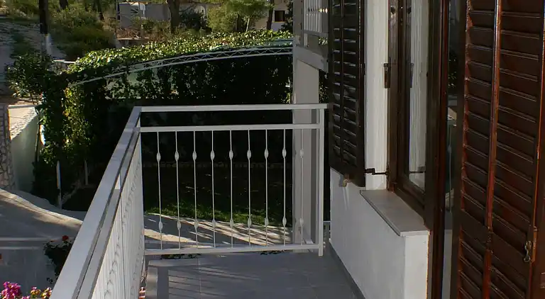 2-Zimmer-Ferienwohnung mit Terrasse und Meerblick Slatine,