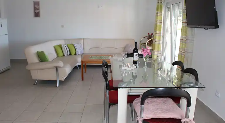 3-Zimmer-Ferienwohnung am Strand Mimice (Omis) (A-2774-b)