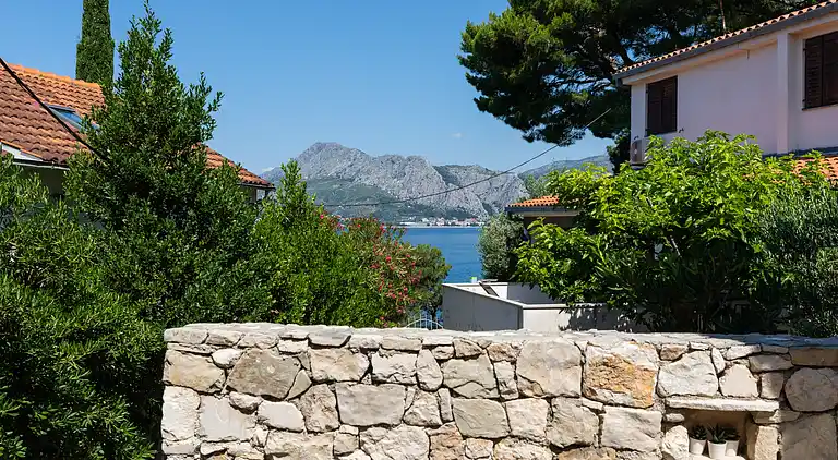 1-Zimmer-Ferienwohnung am Strand Nemira, Omis (A-2782-f)