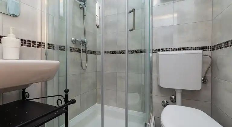 1-Zimmer-Ferienwohnung am Strand Nemira, Omis (A-2782-f)