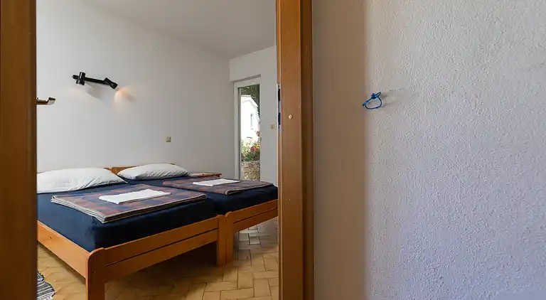 1-Zimmer-Ferienwohnung am Strand Nemira, Omis (A-2782-f)