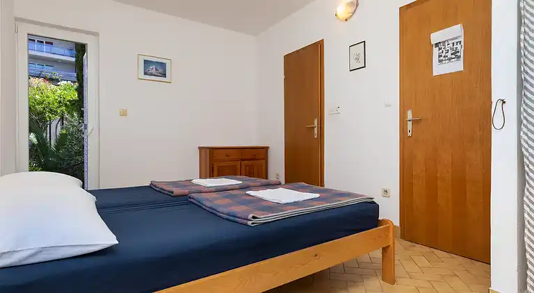 1-Zimmer-Ferienwohnung am Strand Nemira, Omis (A-2782-f)