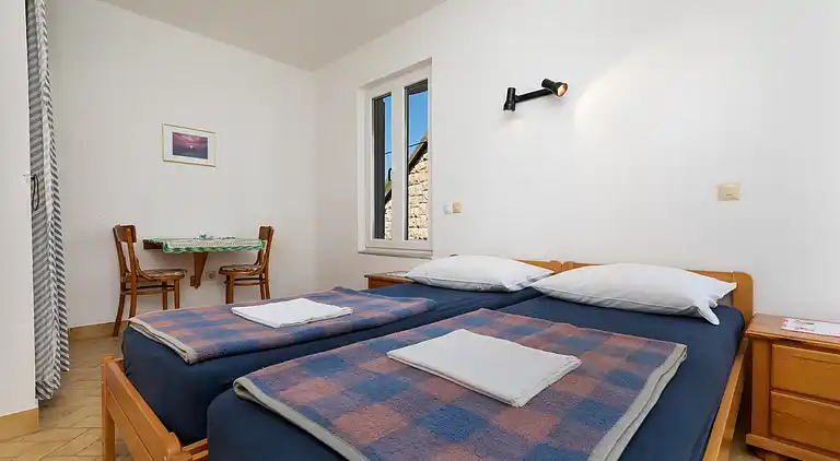 1-Zimmer-Ferienwohnung am Strand Nemira, Omis (A-2782-f)