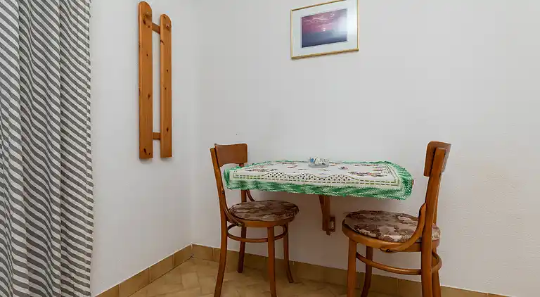 1-Zimmer-Ferienwohnung am Strand Nemira, Omis (A-2782-f)
