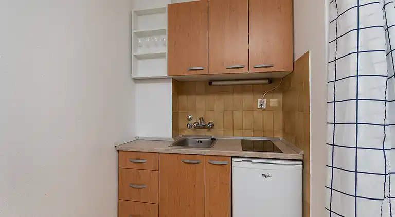 1-Zimmer-Ferienwohnung am Strand Nemira, Omis (A-2782-f)