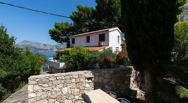 1-Zimmer-Ferienwohnung am Strand Nemira, Omis (A-2782-f)