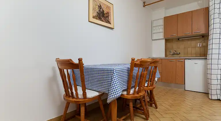 1-Zimmer-Ferienwohnung am Strand Nemira, Omis (A-2782-f)