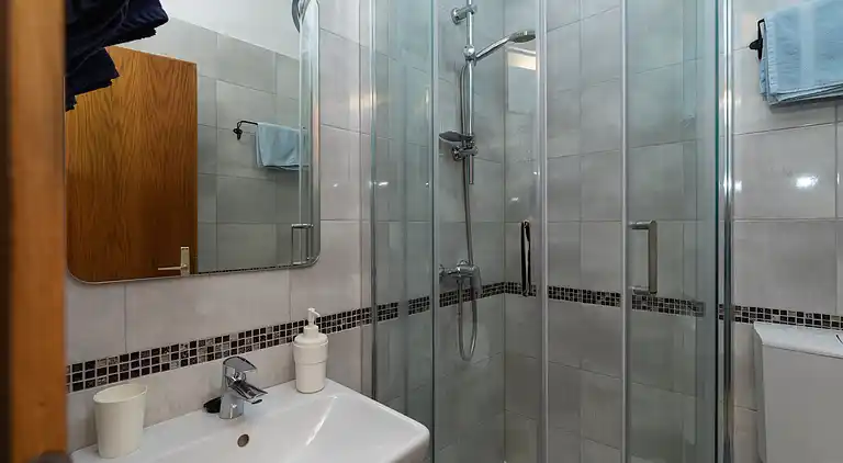 1-Zimmer-Ferienwohnung am Strand Nemira, Omis (A-2782-f)