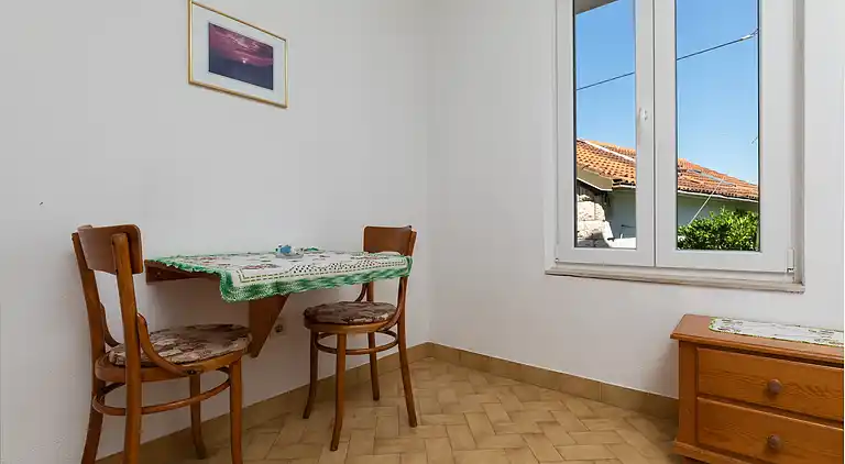 1-Zimmer-Ferienwohnung am Strand Nemira, Omis (A-2782-f)