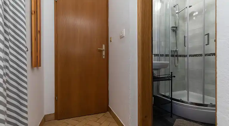 1-Zimmer-Ferienwohnung am Strand Nemira, Omis (A-2782-f)